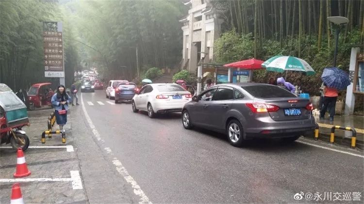 重庆各景区开启人从众模式，怎样避堵？怎样停车？交巡警为你支招