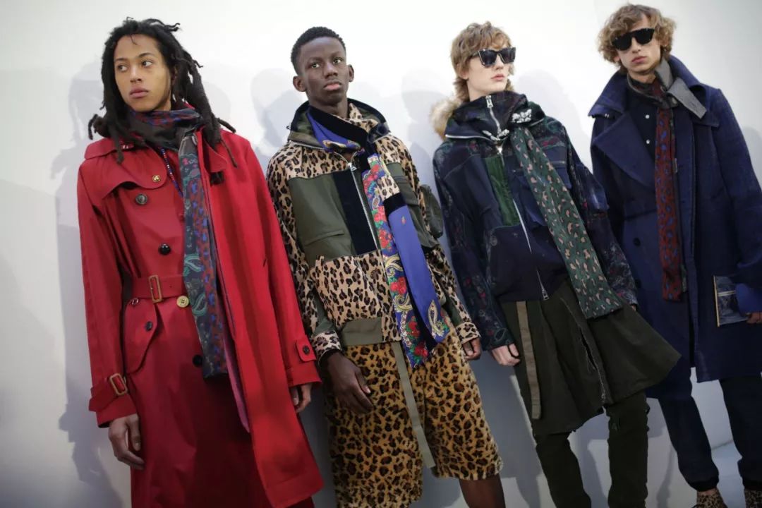 百褶裙搭配老爹凉鞋,秋冬新款时尚拼接百褶裙