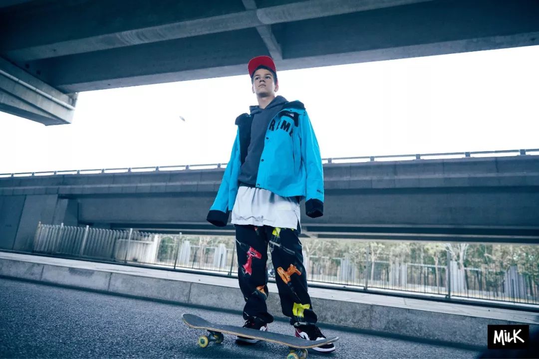 百褶裙搭配老爹凉鞋,秋冬新款时尚拼接百褶裙