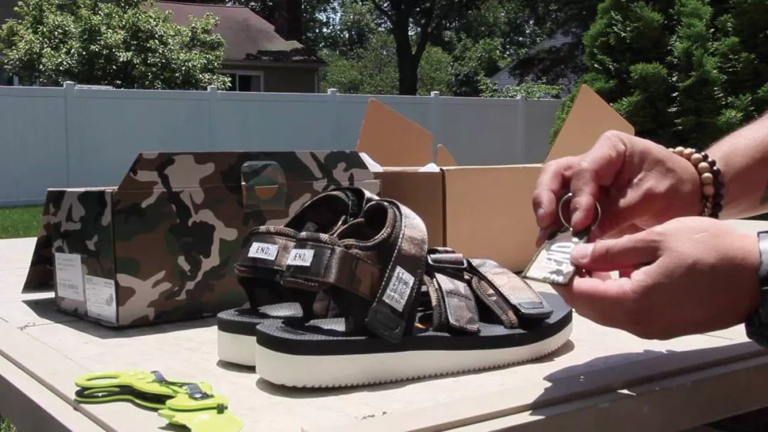 百褶裙搭配老爹凉鞋,秋冬新款时尚拼接百褶裙