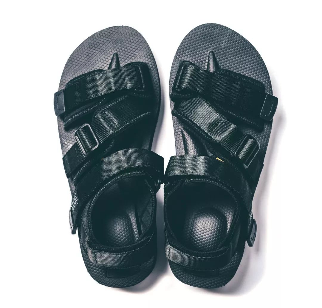 百褶裙搭配老爹凉鞋,秋冬新款时尚拼接百褶裙