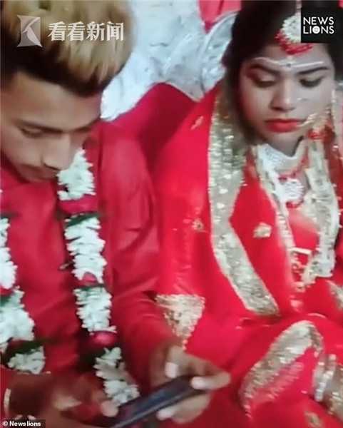 新郎婚礼全程低头着急吃席原视频,结婚新郎玩吃鸡