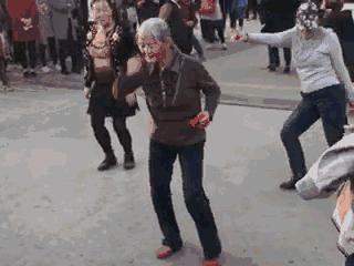 吓哭！她正跳着广场舞，肚子里竟然掉出了一样“东西”~~~