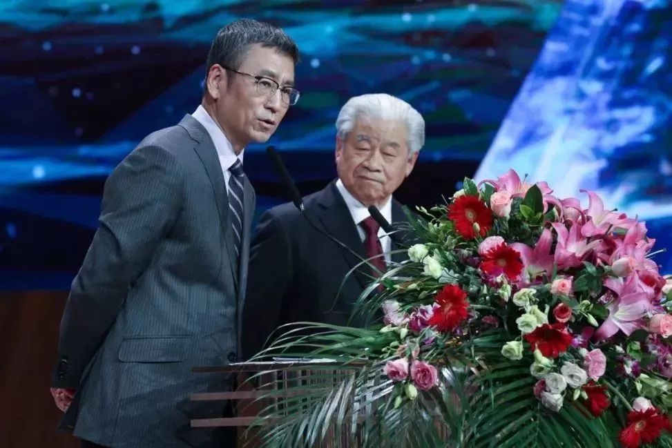 比影视剧还惊心动魄！入选2018年度“中国好书”，穿越70年，战上海！