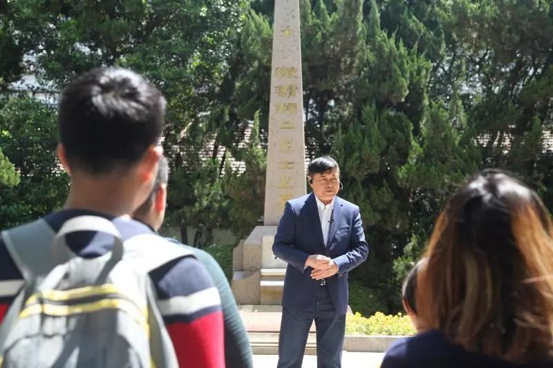 比影视剧还惊心动魄！入选2018年度“中国好书”，穿越70年，战上海！