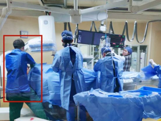 惊险男子身悬18楼外防火奋力营救,惊险浙江男子手被锯断不停喷血