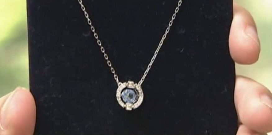 朋友送的施华洛世奇好像是假的,男友送包去店里发现是假货