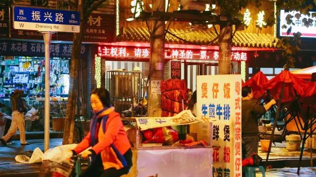 武汉：一碗热干面杀百鬼，一锅豆皮烫神仙