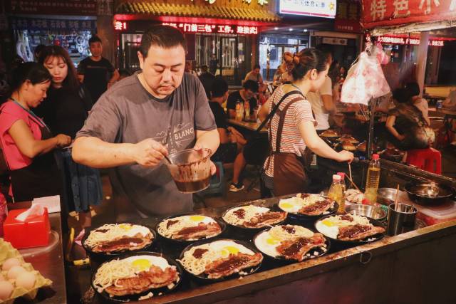 武汉：一碗热干面杀百鬼，一锅豆皮烫神仙