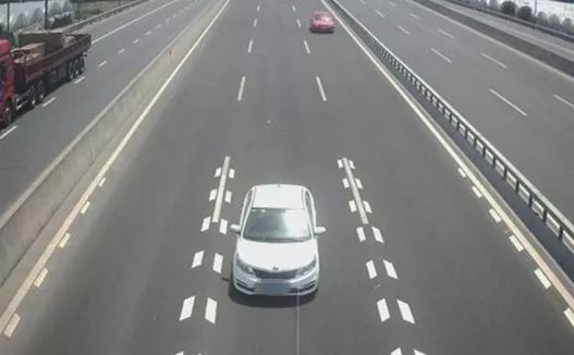 浙江温州醉酒男子当街拉扯女孩,浙江一男子拿刀挟持女子