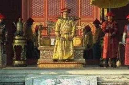 皇帝在上朝的时候是跪着还是坐着,清朝的大臣真的都是跪着上朝的吗