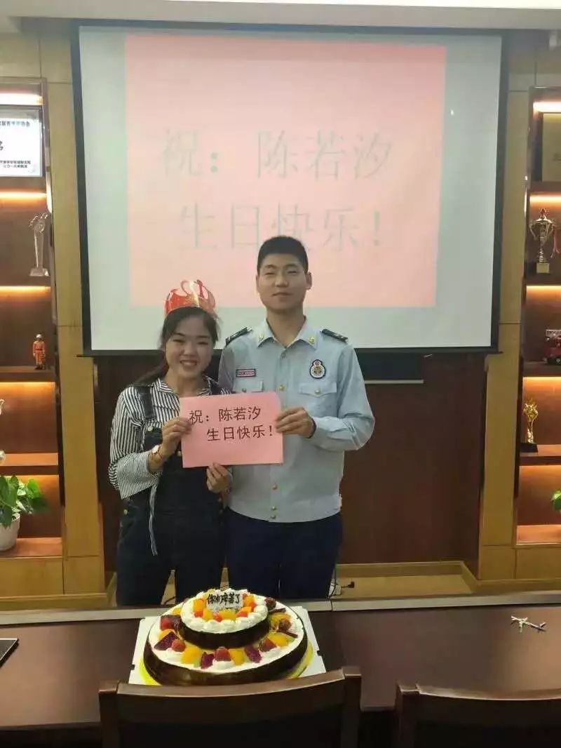 热泪盈眶！16名“蓝朋友”集体为这位四川姑娘庆生！