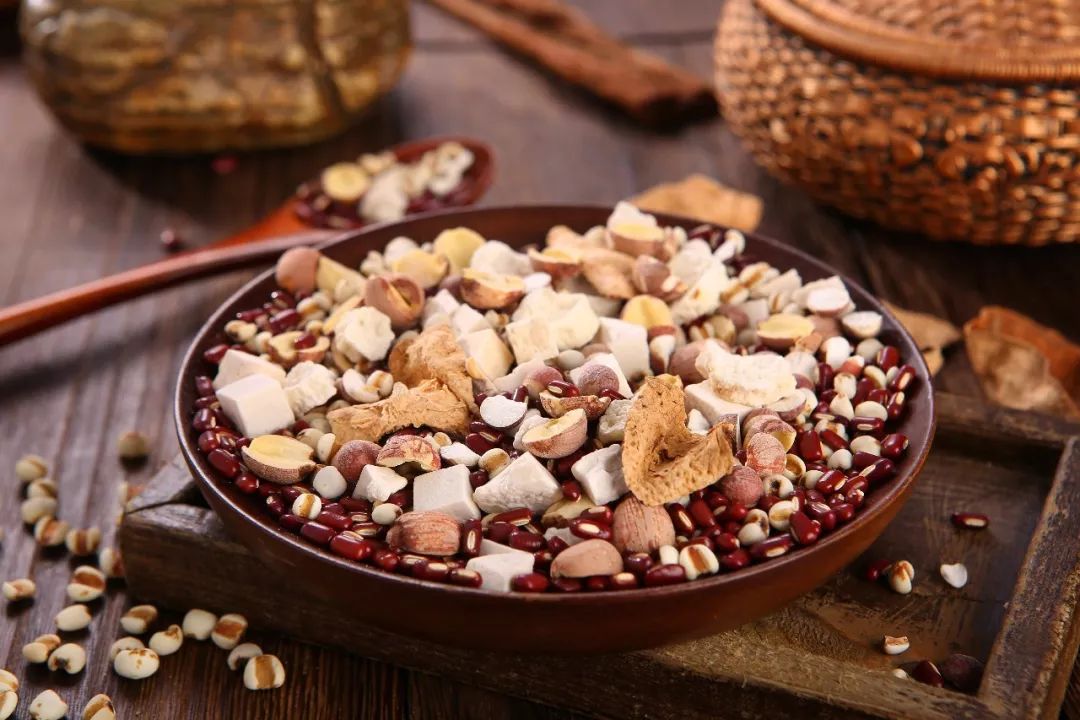 为高考“加汤加料”，安度盛夏，拿下高分。典方配伍，顺时而养——陈李济食养节气汤包上线啦！