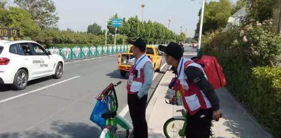 为爱奔跑志愿者不惜劳累,为爱奔跑爱心奉献