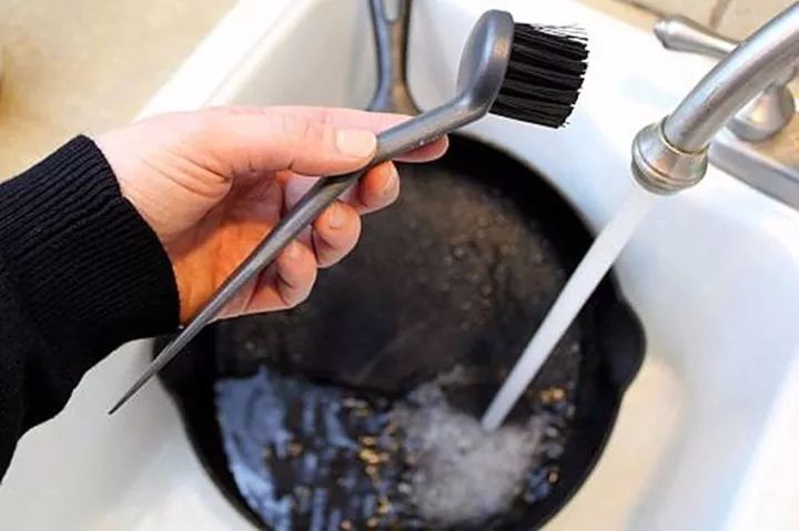 铁锅一直生锈洗不干净怎么办,千万别用水冲铁锅