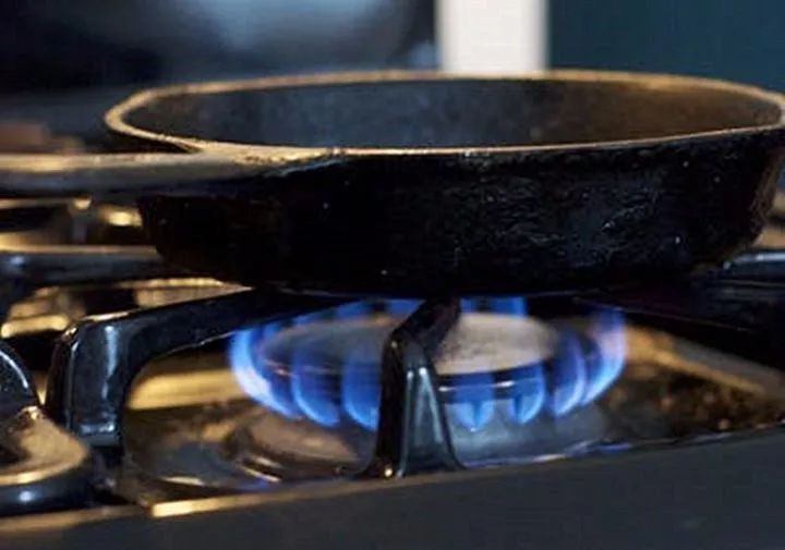 铁锅一直生锈洗不干净怎么办,千万别用水冲铁锅