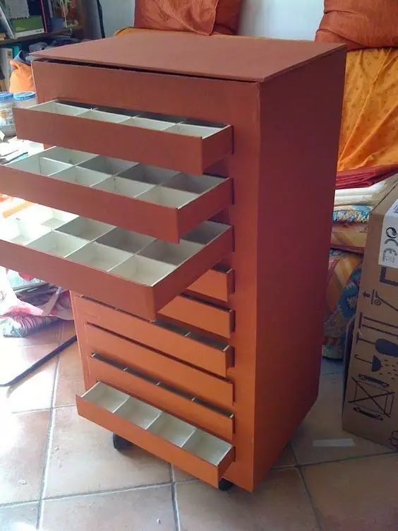 只用瓦楞纸就可以做出一件件家具，简直酷爆了