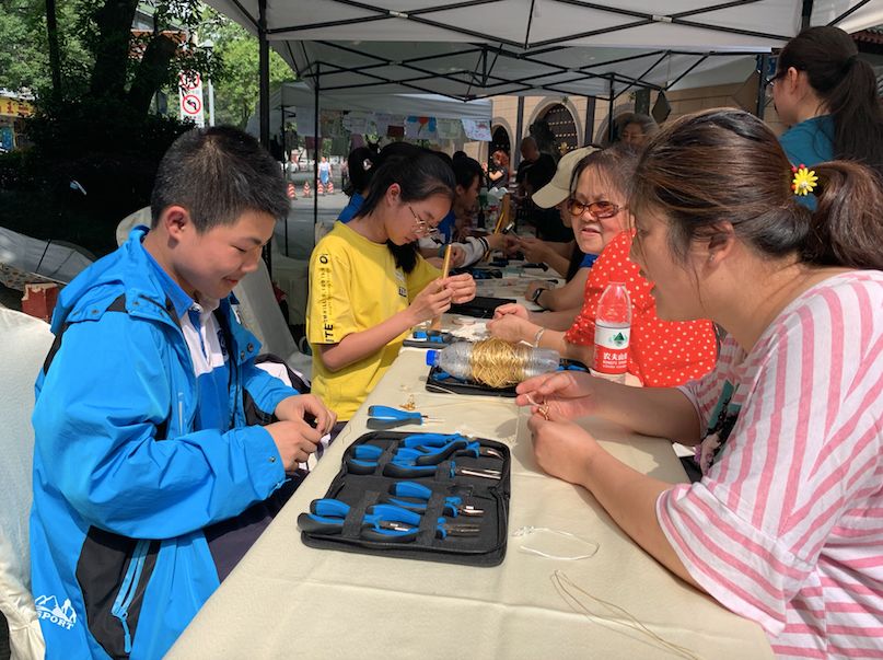 把课堂搬进大自然里,把课堂搬进剧场趣味演绎知识