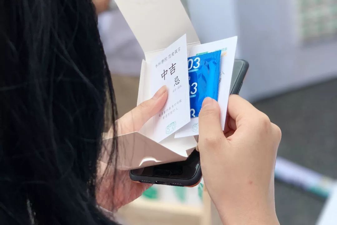 女生需要自己买套房子吗,女生应该买衣服吗