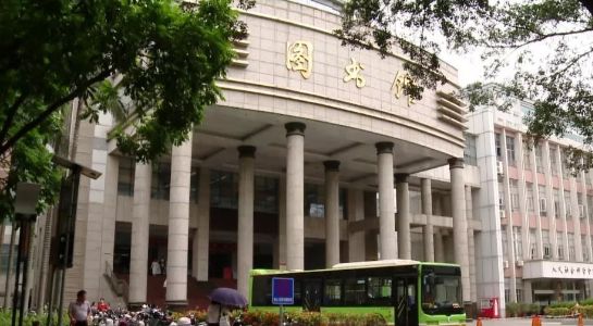 男子扮女装溜进高校,男子扮女装进电梯偷拍被抓