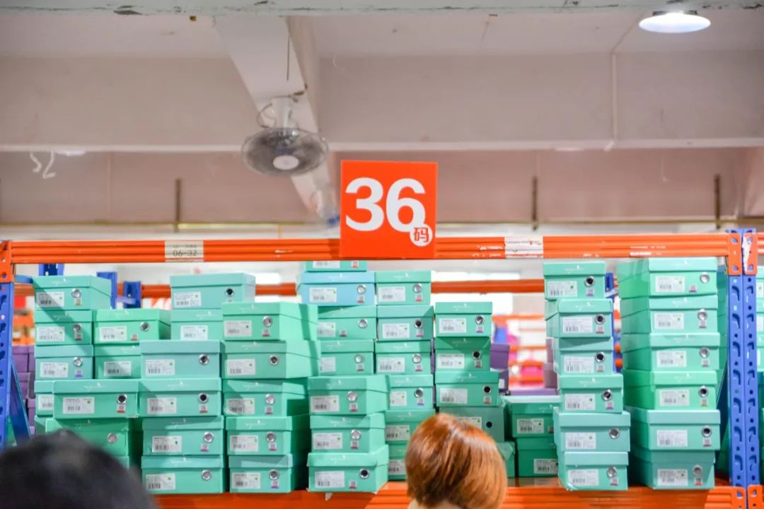 全场1折起！特步、金利来、碟愫、莱尔斯丹鞋子大特卖，最便只要50元！