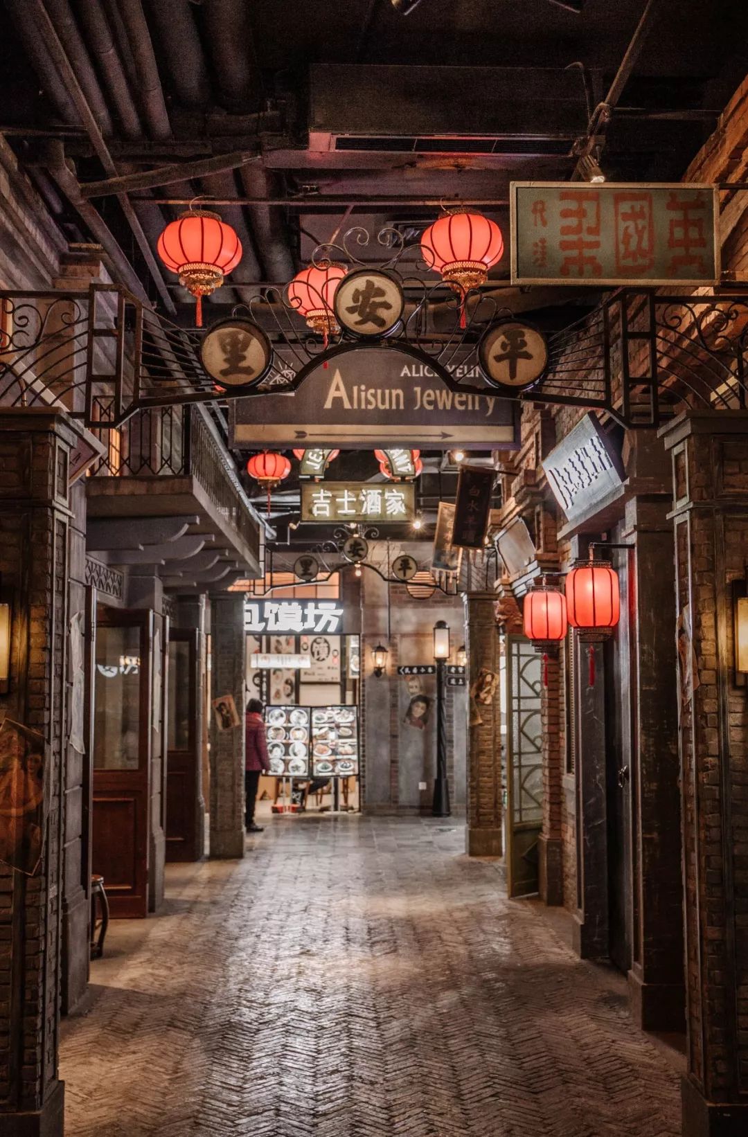 浦东新地标480米,上海浦东逛吃一条街