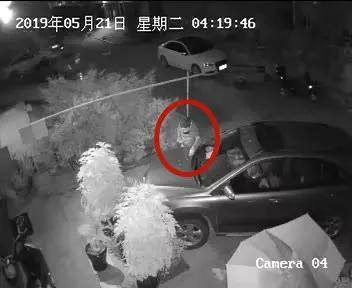 多大仇？男子把胶水滴在自家人的车上，最后悲剧了