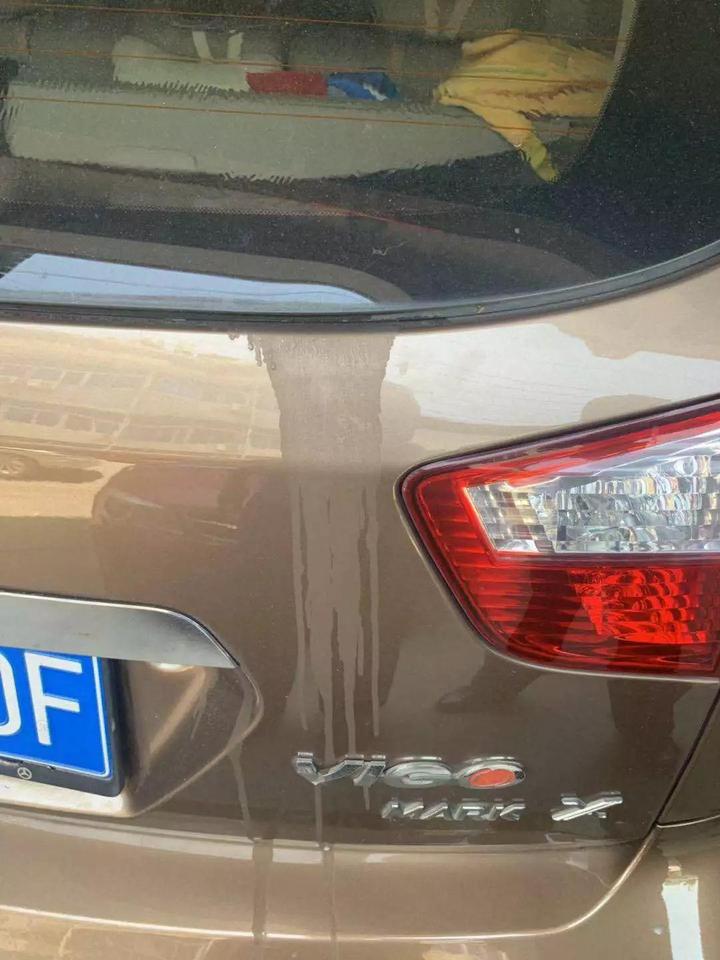 多大仇？男子把胶水滴在自家人的车上，最后悲剧了