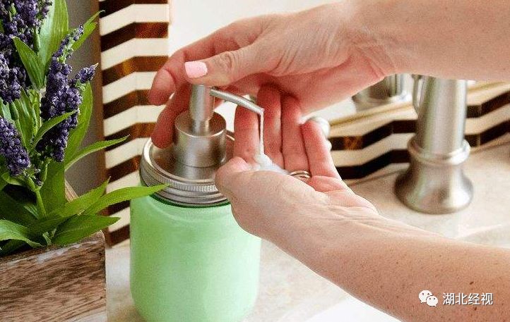 手上起小水泡很痒还脱皮传染吗,五月份手上起小水泡很痒怎么办