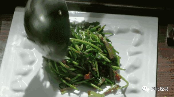 手上起小水泡很痒还脱皮传染吗,五月份手上起小水泡很痒怎么办