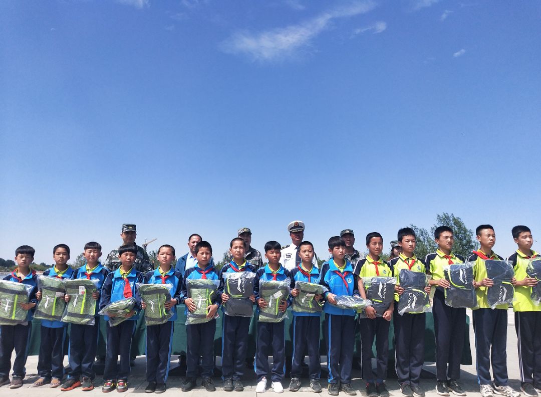 市人武部组织泾兴小学师生赴银川军事文化博览园等地参观