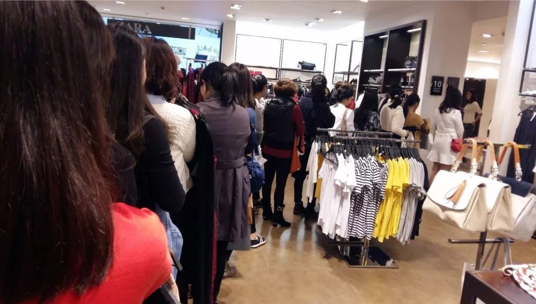 年轻姑娘霸占试衣间2小时，却只挑店里最丑的衣服试穿，还发朋友圈......