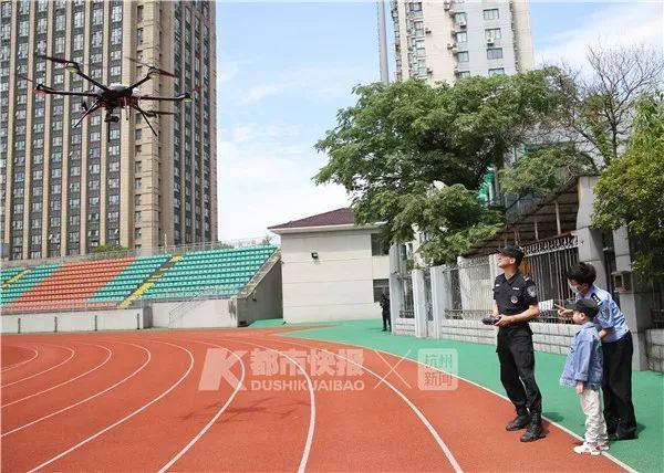 我们等你长大当警察！八岁白血病男孩的六一节暖哭了