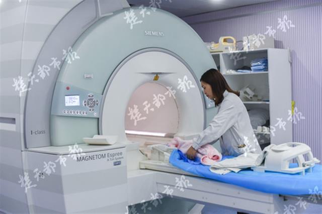 小孩做磁共振10个小时不出报告,一岁半孩子医生让做脑部核磁共振