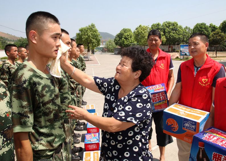 拥军妈妈感动视频,拥军妈妈的感动视频