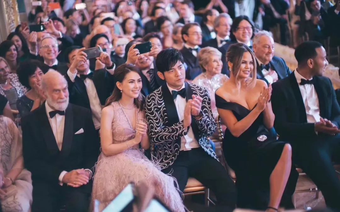 夏天被粉红色泡泡承包，嫁给爱情的女孩脸上都挂着糖霜