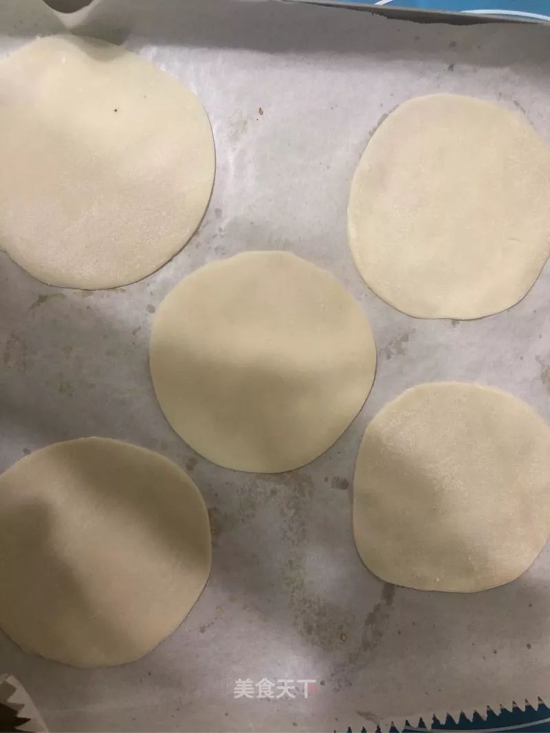 吃剩的饺子皮这样做，简单又好吃，简直香skr人