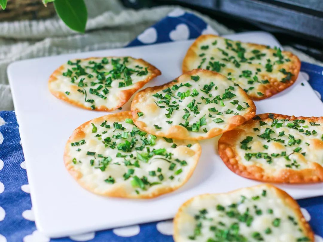 吃剩的饺子皮这样做，简单又好吃，简直香skr人