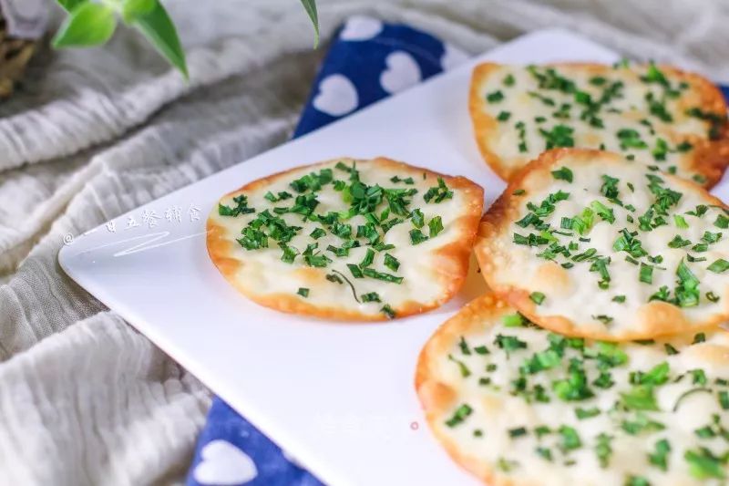 吃剩的饺子皮这样做，简单又好吃，简直香skr人