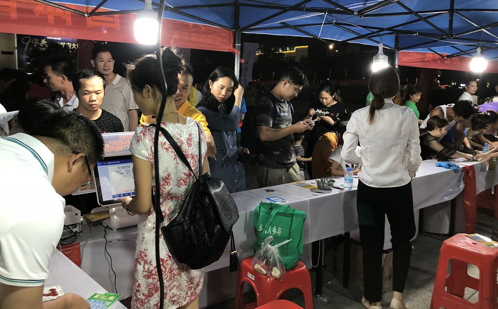 体彩活动热闹,广东公益体彩社区活动