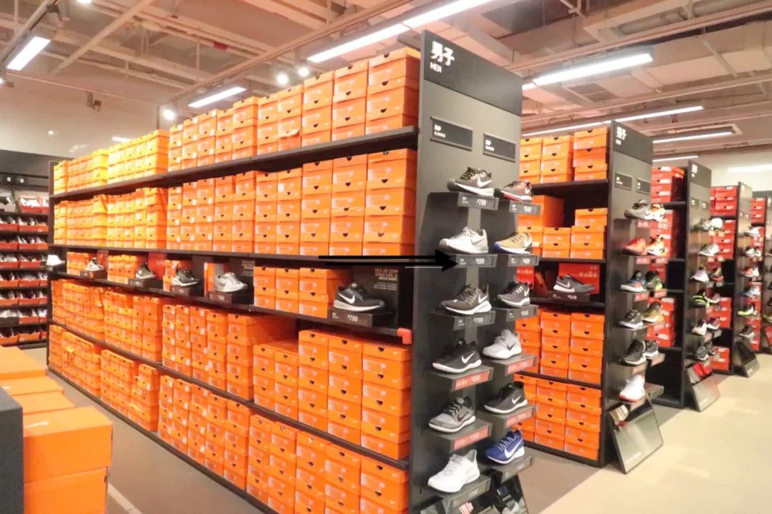 年轻姑娘霸占试衣间2小时，却只挑店里最丑的衣服试穿，还发朋友圈......