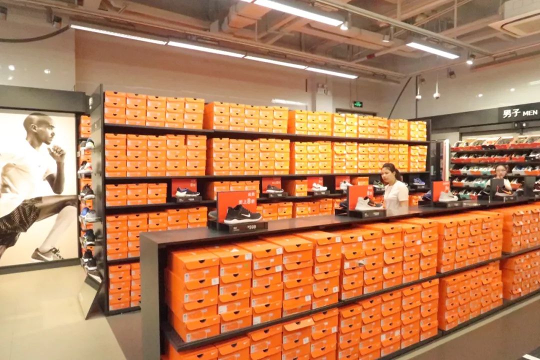 年轻姑娘霸占试衣间2小时，却只挑店里最丑的衣服试穿，还发朋友圈......