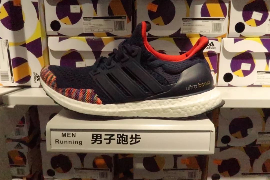 年轻姑娘霸占试衣间2小时，却只挑店里最丑的衣服试穿，还发朋友圈......