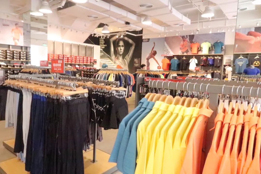 年轻姑娘霸占试衣间2小时，却只挑店里最丑的衣服试穿，还发朋友圈......