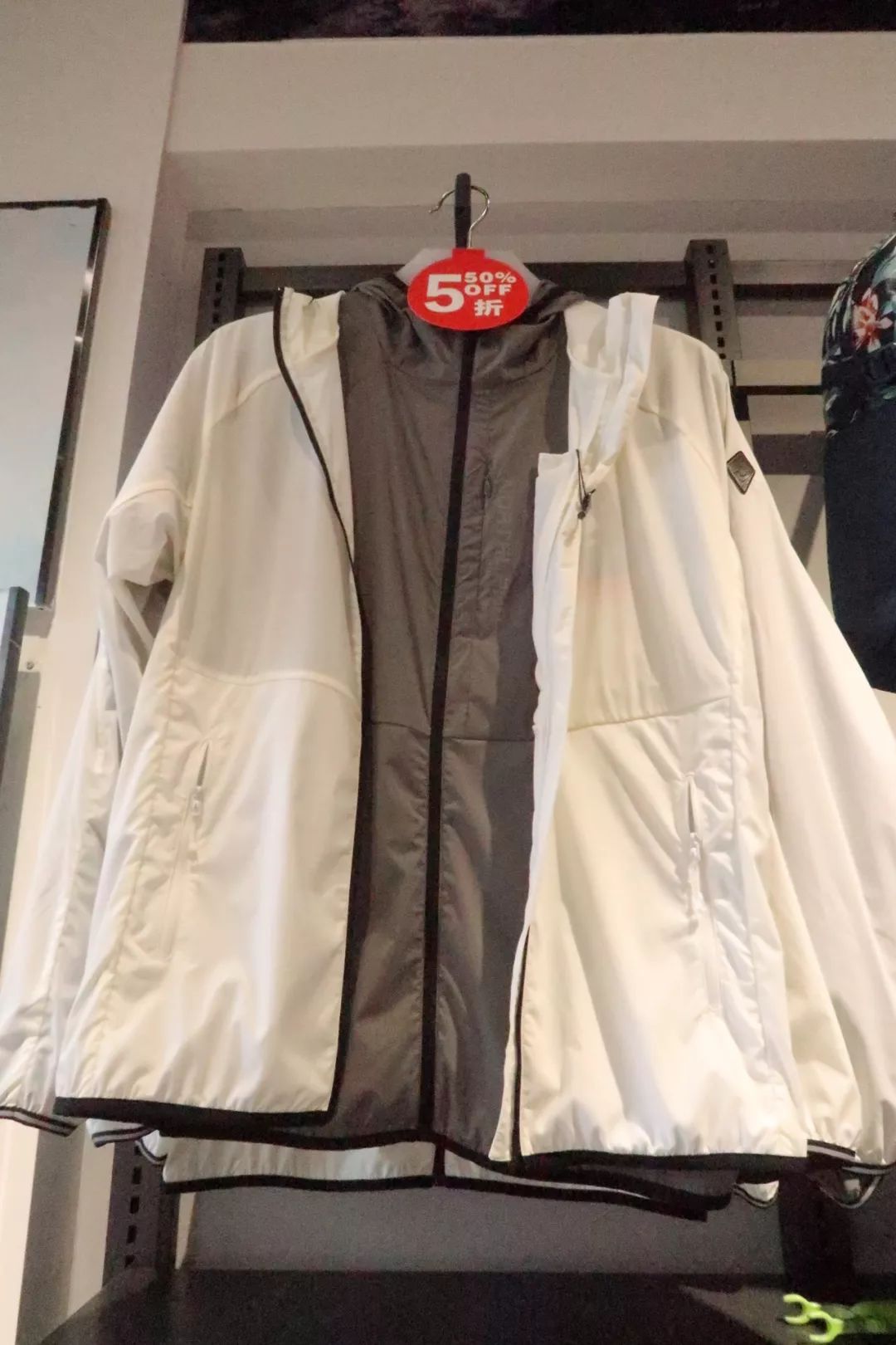 年轻姑娘霸占试衣间2小时，却只挑店里最丑的衣服试穿，还发朋友圈......