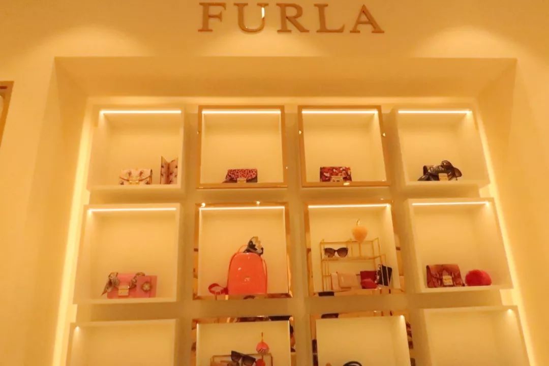 年轻姑娘霸占试衣间2小时，却只挑店里最丑的衣服试穿，还发朋友圈......