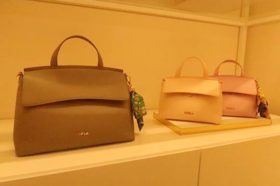 年轻姑娘霸占试衣间2小时，却只挑店里最丑的衣服试穿，还发朋友圈......