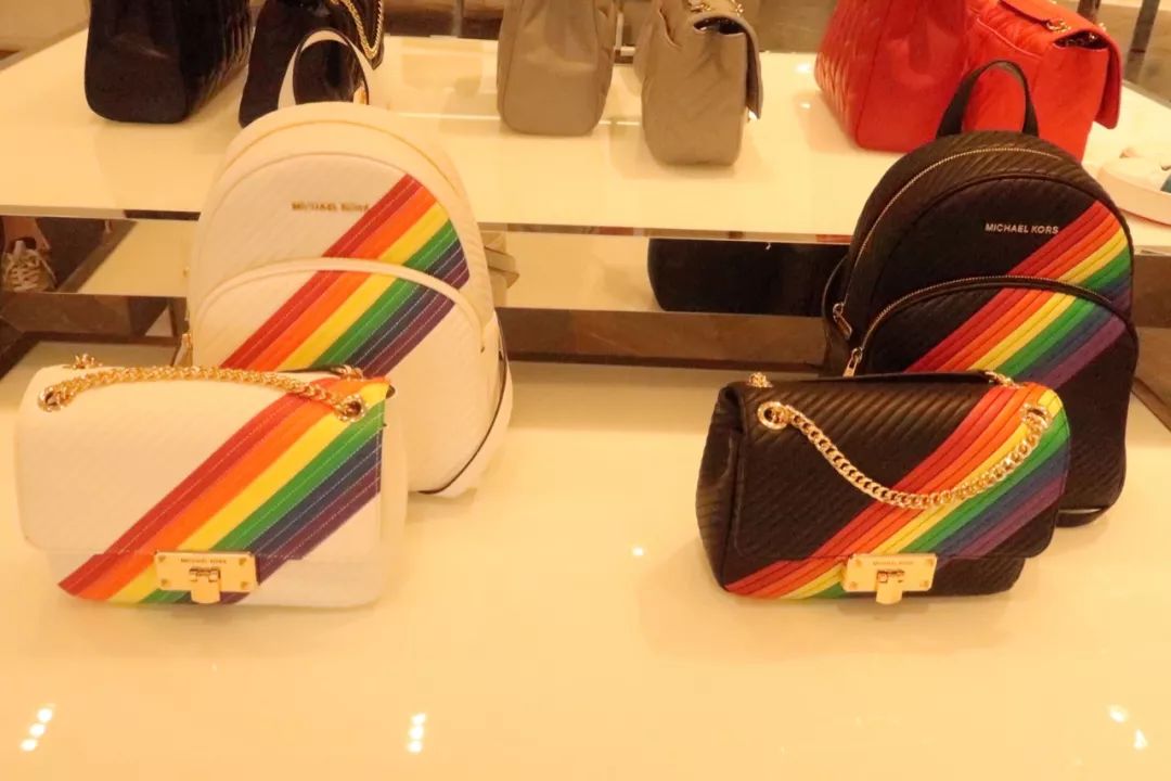 年轻姑娘霸占试衣间2小时，却只挑店里最丑的衣服试穿，还发朋友圈......