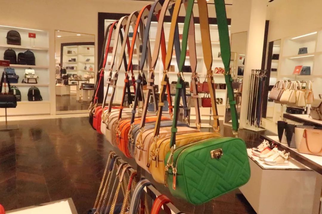 年轻姑娘霸占试衣间2小时，却只挑店里最丑的衣服试穿，还发朋友圈......