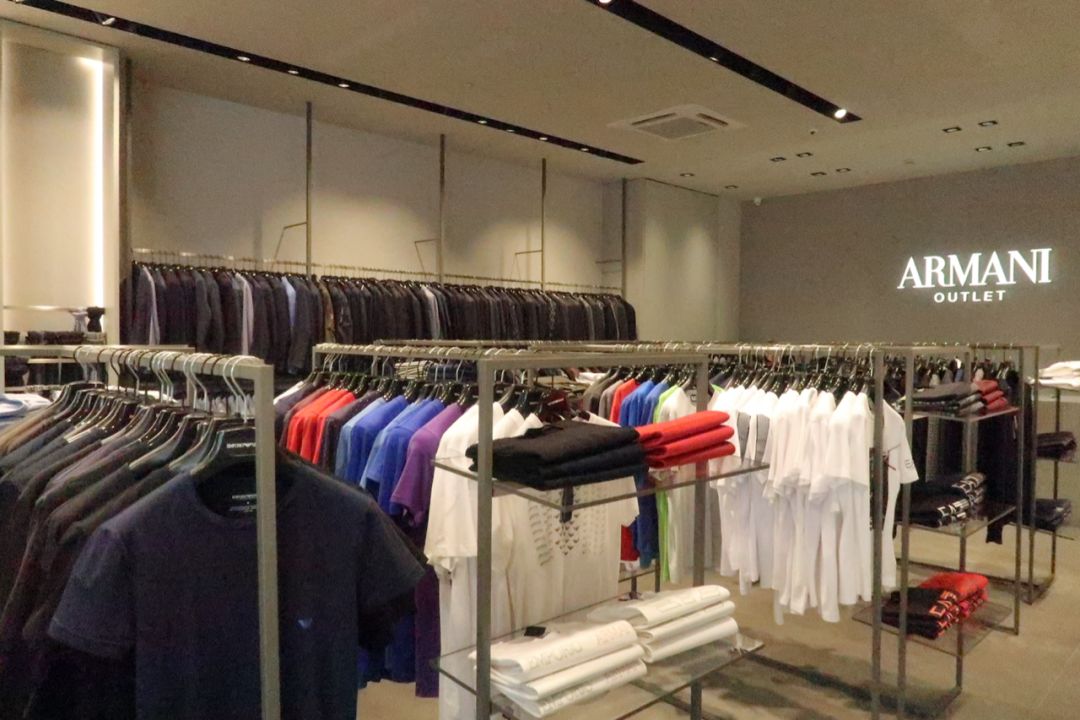 年轻姑娘霸占试衣间2小时，却只挑店里最丑的衣服试穿，还发朋友圈......